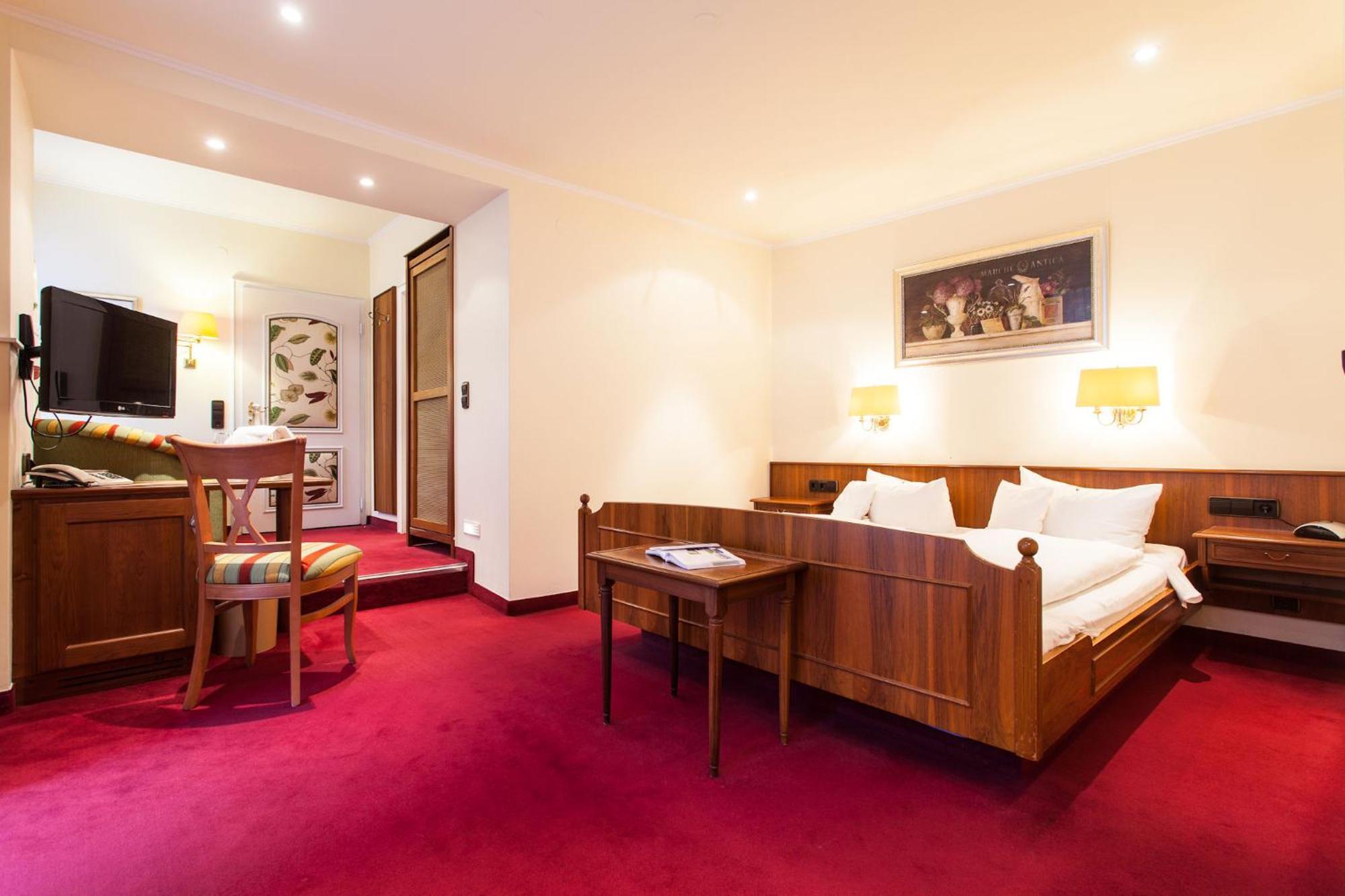Romantik Hotel Zur Sonne บาเดนไวเลอร์ ภายนอก รูปภาพ