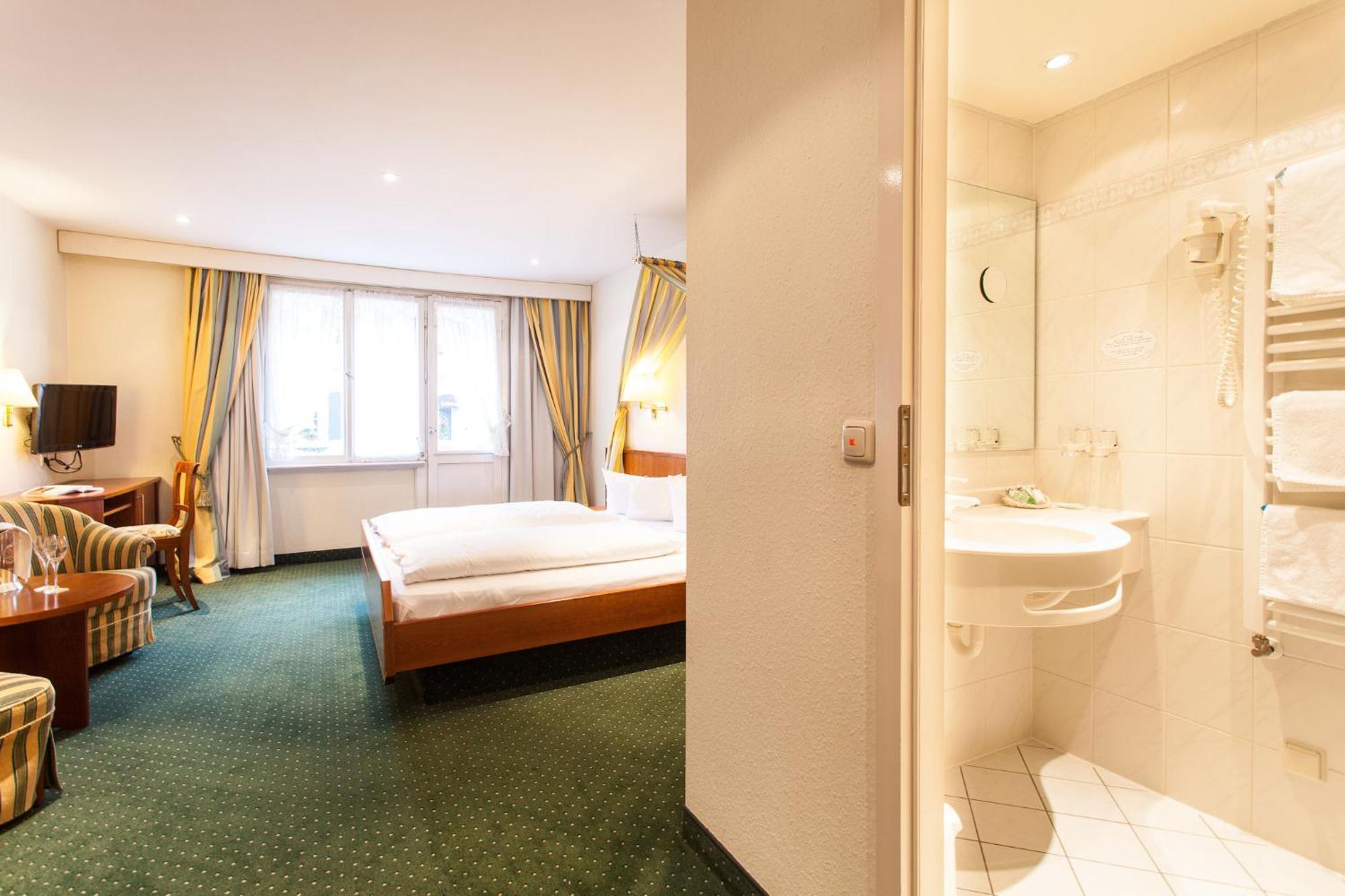 Romantik Hotel Zur Sonne บาเดนไวเลอร์ ภายนอก รูปภาพ