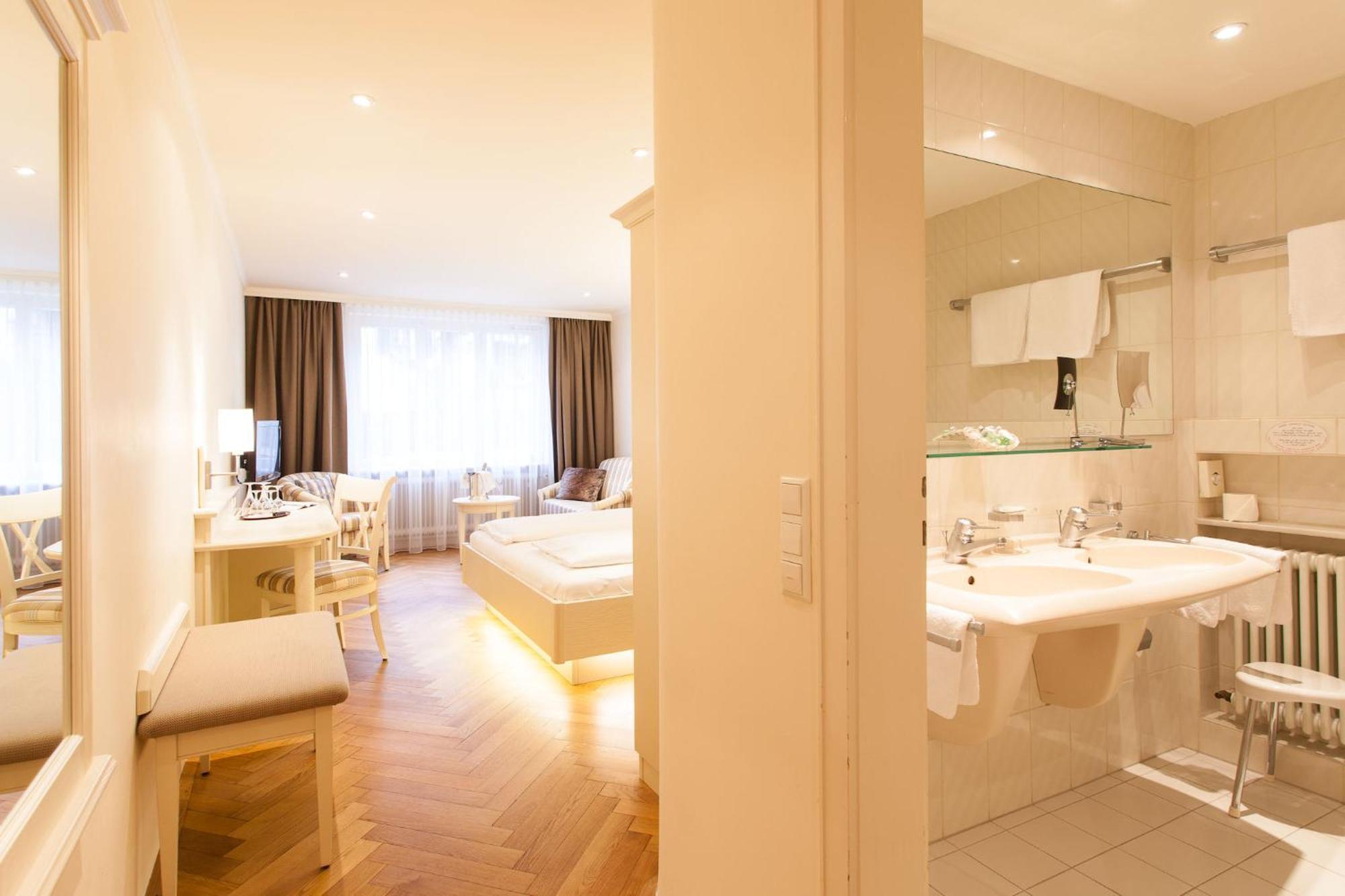 Romantik Hotel Zur Sonne บาเดนไวเลอร์ ภายนอก รูปภาพ